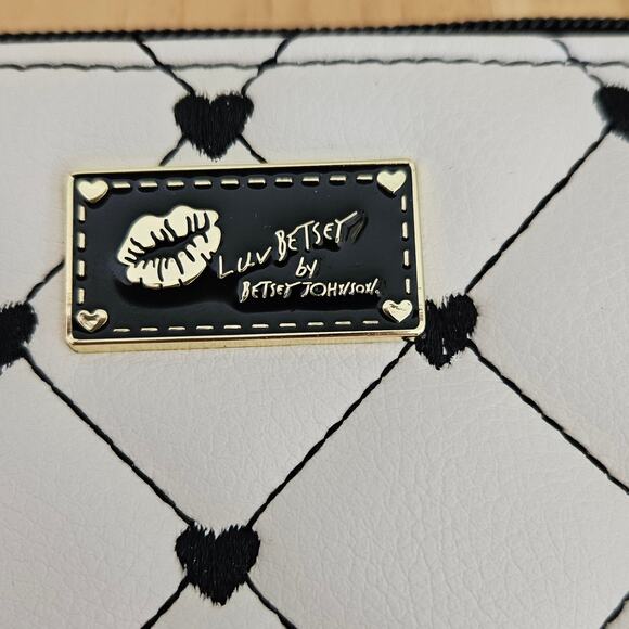 Luv Betsey Johnson Quilted Cross-body Wristlet Purse Bag Ivory Black Hearts - Picture 2 of 8
